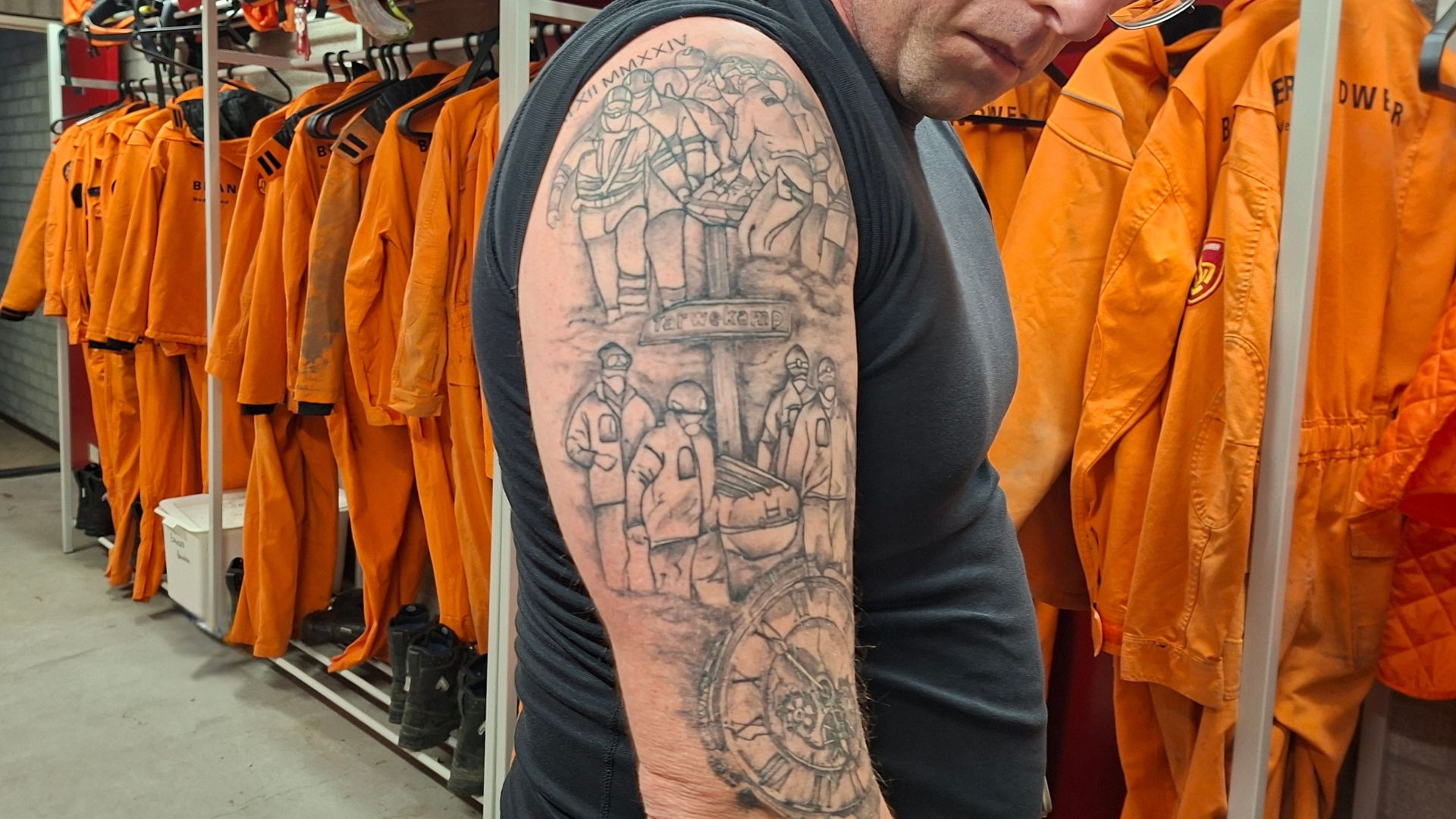 Marnix Abels toont in de STH-kleedkamer de tattoo op zijn schouder en bovenarm, die hij heeft laten zetten na zijn inzet bij Tarwekamp.