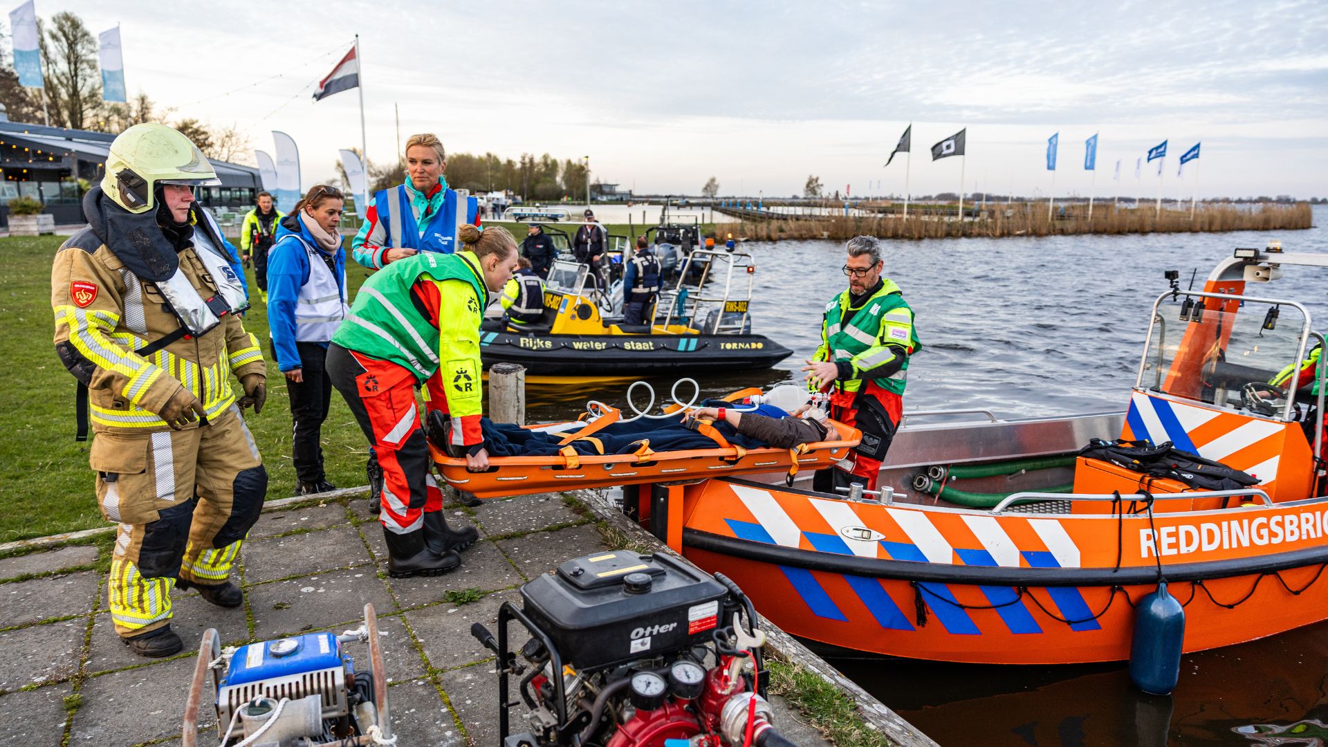 Wateroefening brandweer Fryslân: slachtoffer wordt op de kade gebracht