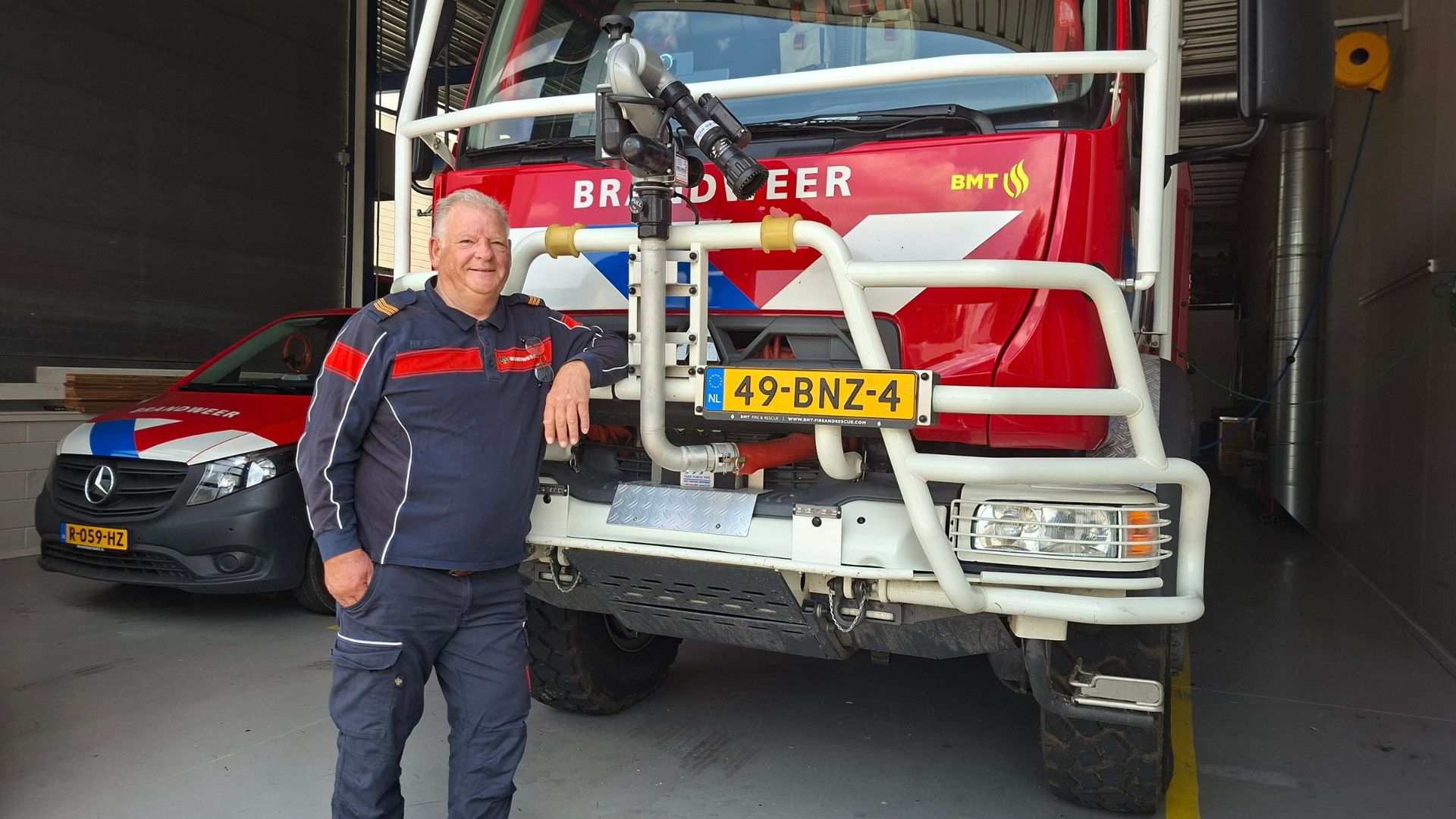 Jubilaris Jos uit Delden bij een voertuig
